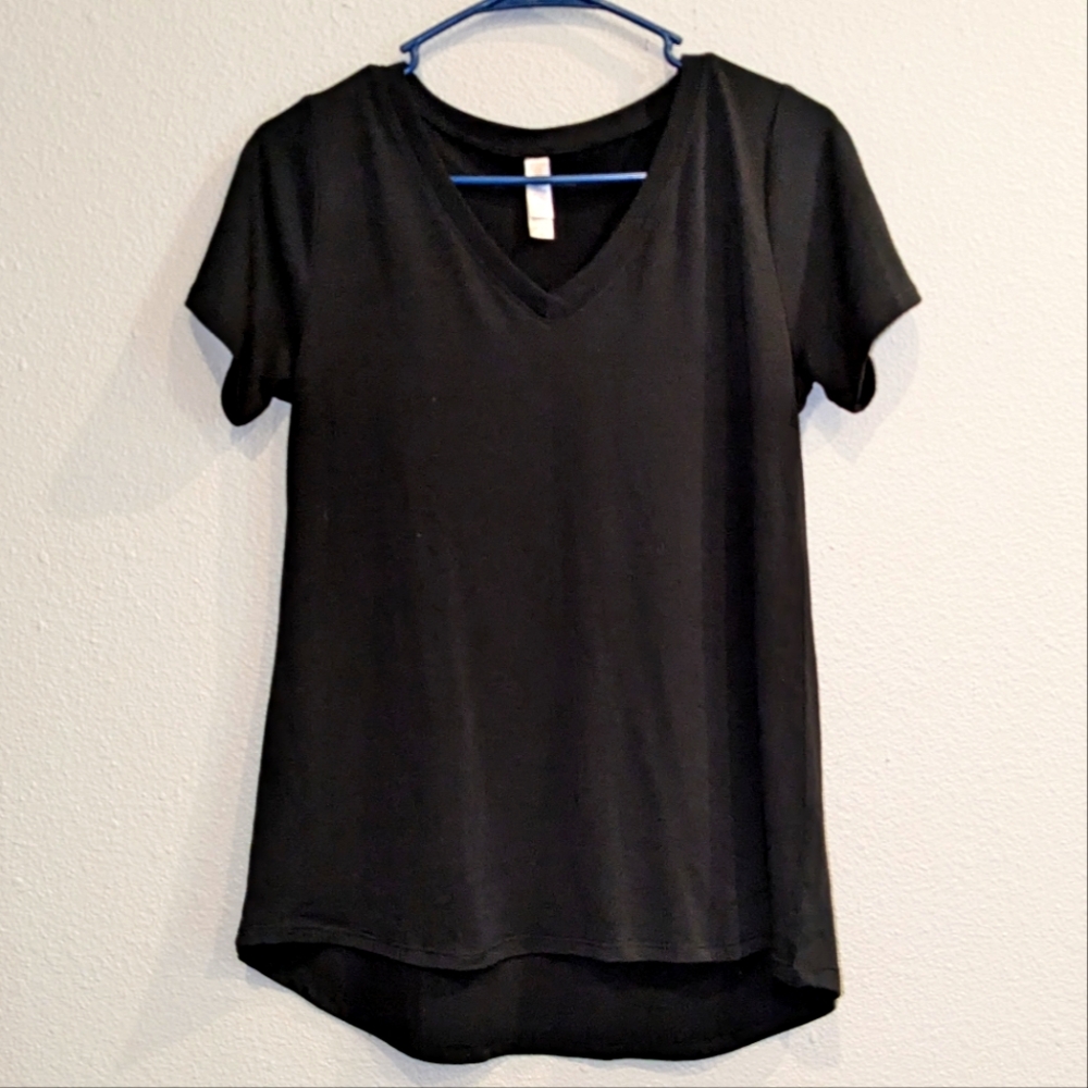 LulaRoe Size XS Short Sleeve V neck T-shirt in Black